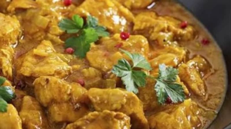 Pollo de corral en salsa de leche de camella