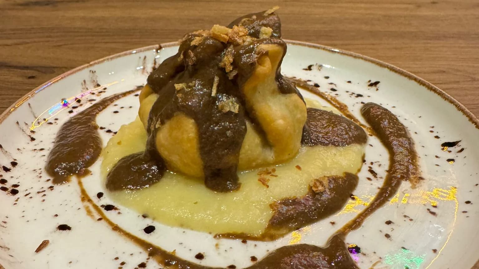 Sorpresa ibérica de chocolate sobre puré de pera