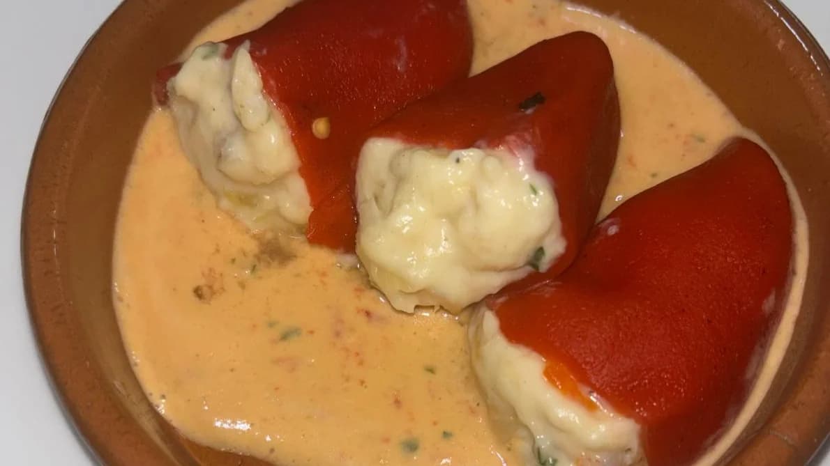 Pimiento piquillo relleno con bechamel, bacalao y gambas