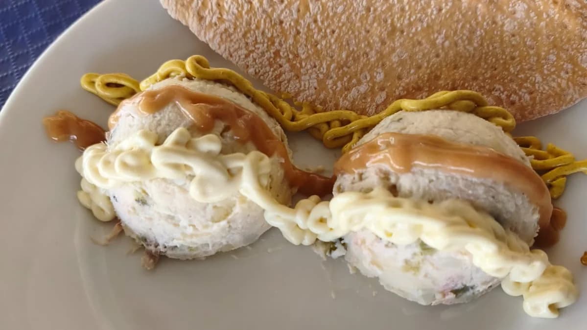 Ensaladilla de guiso de pollo a las tres salsas con cebolla crujiente