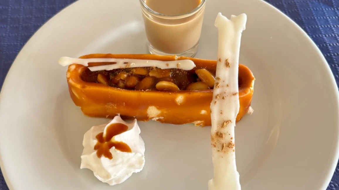 Lingote de toffe y cacahuete con miel acompañado de crema de licor